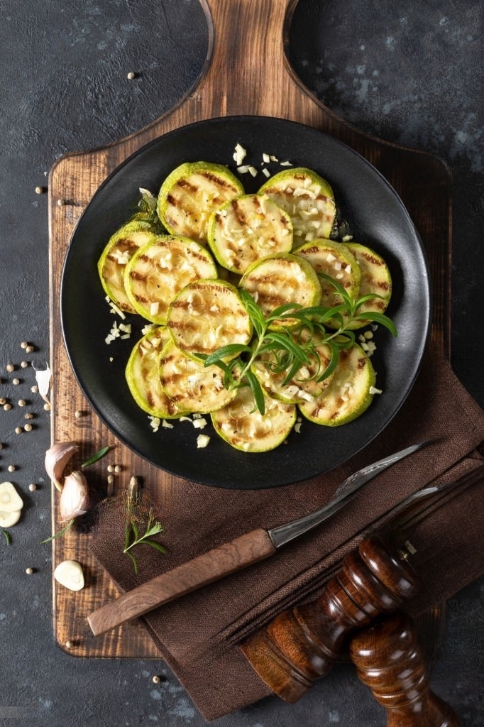 Resepti | Kesäkurpitsa sitruunalla ja valkosipulilla 